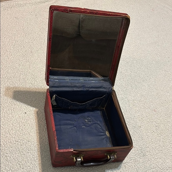 Vintage Red Snakeskin Box with Handle - Picture 6 of 11